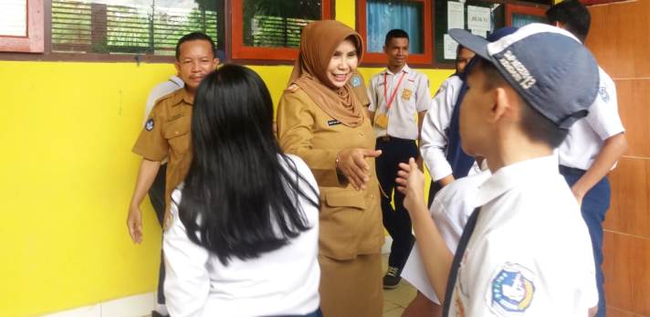 Kepala Dinas Pemuda dan Olahraga (Dikmudora) Kendari, Sartini Sarita di SMPN 13 Kendari, Senin (22/4/2019). (Foto: Ade Putri/SULTRAKINI.COM)