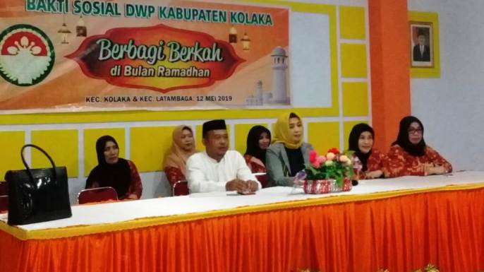 Darma Wanita Kolaka Bagikan Sembako ke Kaum Dhuafa, Minggu (12/5/2019). (Foto: Istimewa).