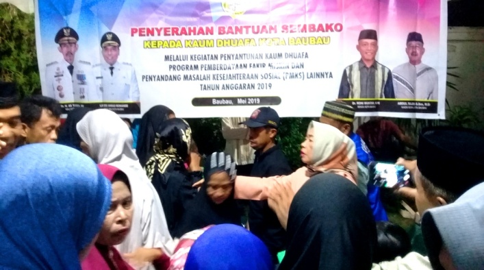 Penyaluran paket sembako Pemkot Baubau kepada kaum duafa, Jumat (31/5/2019). (Foto: Aisyah Welina/SULTRAKINI.COM)