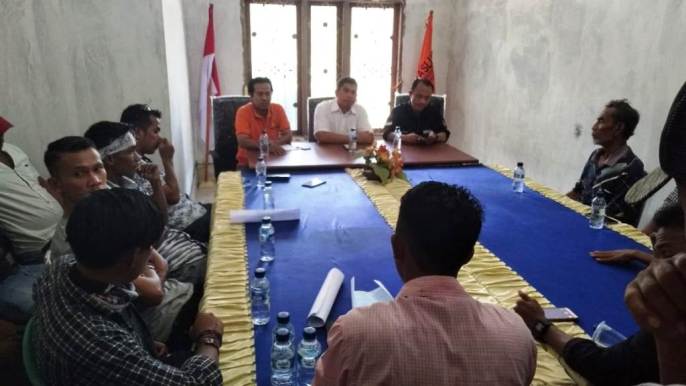 Massa aksi diterima oleh Ketua beserta dua Komisioner Bawaslu Wakatobi. (Foto: Amran Mustar Ode/SULTRAKINI.COM).