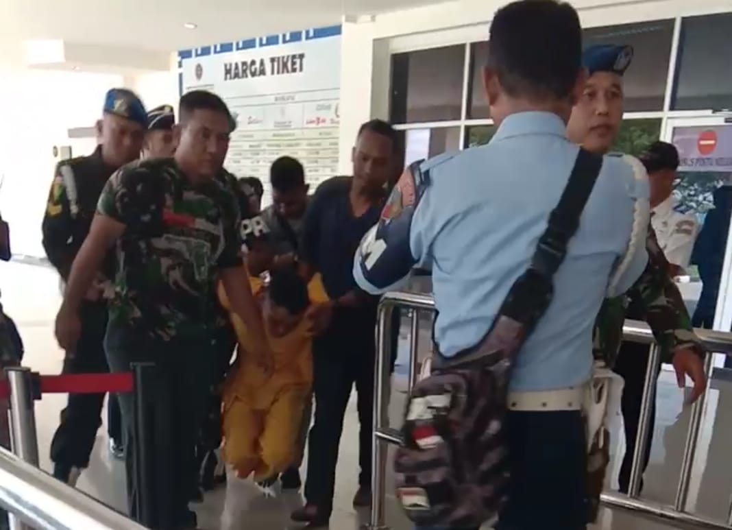 AP digiring petugas keamanan memasuki Bandara Haluoleo Kendari untuk diterbangkan di Kodam Hasanuddin Makassar untuk pengadilan atas dugaan pedofilia. Foto: Ist