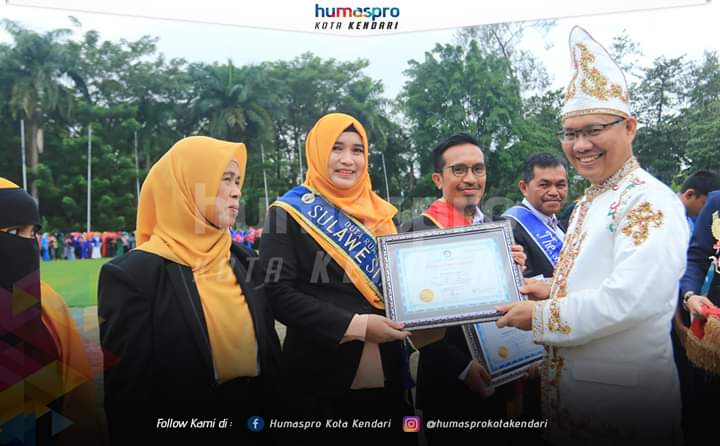 Wali Kota Kendari, Sulkarnain memberikan penghargaan kepada guru dan siswa berprestasi di Hardiknas, Kamis (2/5/2019). (Foto: Humas Pemkot Kendari)