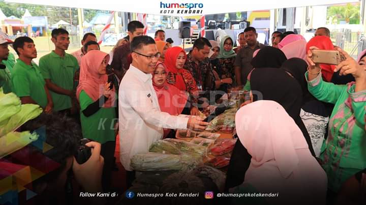 Wali Kota Kendari, Sulkarnain meresmikan Pasar Tani. (Foto: Humas Pemkot Kendari)