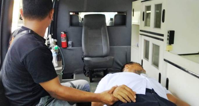 Ketua PPK Wolio, La Ode Muhammad Safaat, saat dilarikan ke rumah sakit. (Foto: Istimewa).