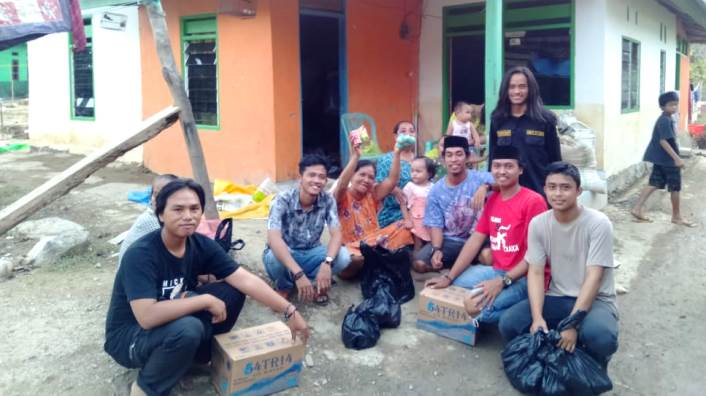 Mahasiswa USN Kolaka salurkan bantuan kepada warga Desa Lalodipu, Kecamatan Latambaga. (Foto: Dok.SULTRAKINI.COM)