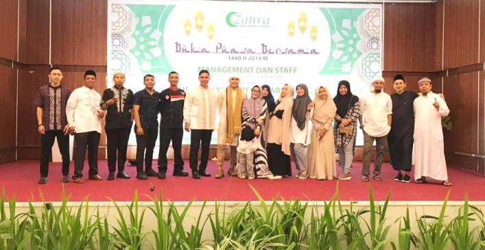 General Manager Zahra Syariah Hotel, Mahmud bersama staf dan karyawan dalam buka puasa bersama, Minggu (12/5/2019). (Foto: Wa Rifin/SULTRAKINI.COM)