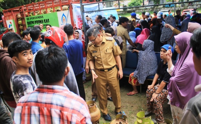 Wali Kota Kendari, Sulkarnain, saat memantau gas elpiji yang jadi rebutan di pasar murah, Senin (13/5/2019). (Foto: Humas Pemkot Kendari).