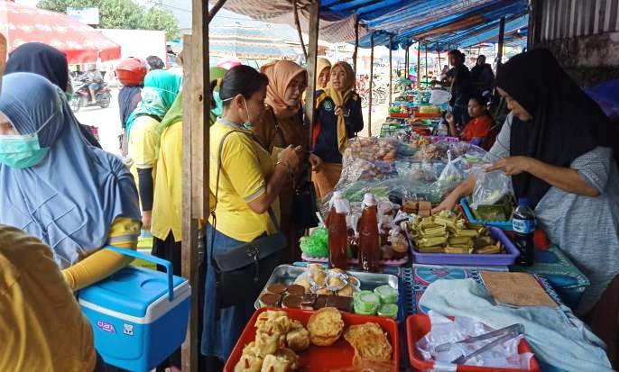 Pengawasan Dinkes Kota Kendari terhadap jajanan makanan. (Foto: Hasrul Tamrin/SULTRAKINI.COM).