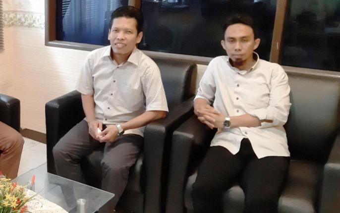 Caleg PKS, Sulkhani dan Riki Fajar saat dieksekusi penahanan oleh Kejari Kendari, Senin (20/5/2019). (Foto: Istimewa).