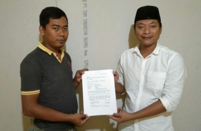 Siddiq Muharam (Baju putih) saat menerima surat anjuran dari Disnaker Kota Kendari (Foto: Istimewa).