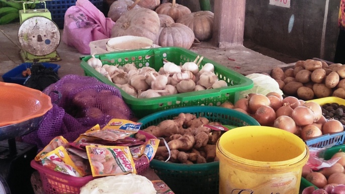 Nampak sejumlah sembako milik salah seorang pedagang di Pasar Sabho, Kecamatan Passrwajo, Kabupaten Buton, Selasa (7/5/2019). (Foto: La Ode Ali/SULTRAKINI.COM).