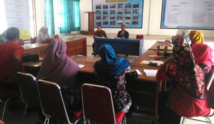 Asisten I Pemkot Kendari memimpin rapat persiapan menghadapi tim penilai LSS tingkat provinsi, Kamis (16/5/2019). (Foto: Muh Yusuf /SULTRAKINI.COM