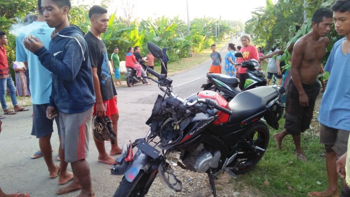 Nampak motor yang mengalami kecelakaan di Desa Kaumbu, Kecamatan Wolowa, Buton, Jumat (17/5/2019). (Foto: La Ode Ali/SULTRAKINI.COM).