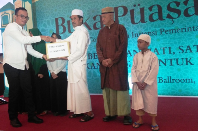 GM Hotel Claro Kendari, Syahrir Ramadan, saat memberikan sembako ramadan kepada panti asuhan terpilih secara simbolis. (Foto: Muh Yusuf /SULTRAKINI.COM).