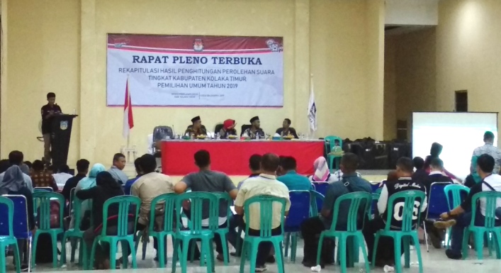 Rapat pleno terbuka rekapitulasi suara pemilu 2019 di Kabupaten Koltim, Selasa (30/4/2019). (Foto: Hasrianty/SULTRAKINI.COM)