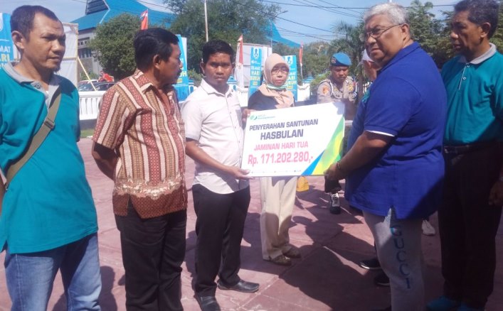 Penyerahan santunan kepada sejumlah buruh di Hari Buruh, Rabu (1/5/2019). (Foto: Hasrul Tamrin/SULTRAKINI.COM)