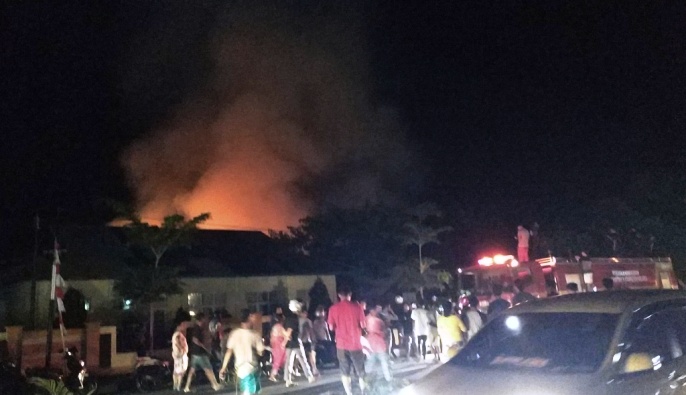 Kebakaran di SMP 1 kolaka yang menghanguskan 4 kantin sekolah. (Foto: Istimewa).