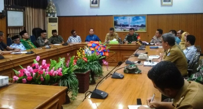 Pertemuan tokoh adat dan tokoh agama dengan Wali Kota Kendari. (Foto: Hasrul Tamrin/SULTRAKINI.COM).