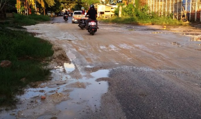 Salah satu ruas jalan rusak di Jalan Bunga Seroja Kota Kendari. (Foto: Hasrul Tamrin/SULTRAKINI.COM).