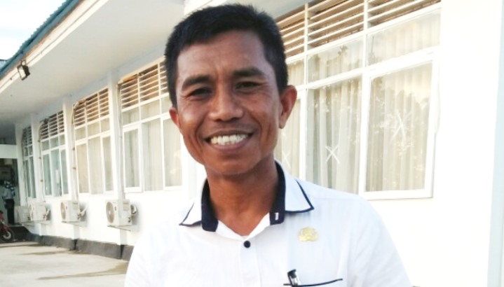 Plt Kepala DPMD Kabupaten Buton Tengah, Armin. (Foto: Ali Tidar/SULTRAKINI.COM)