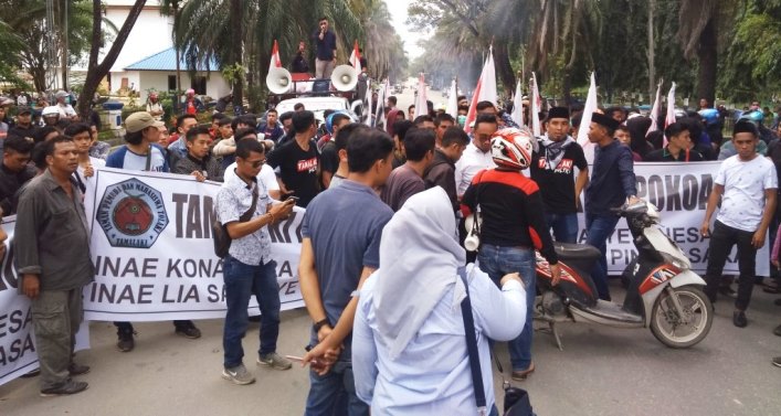 Demonstrasi terkait pemilihan wakil wali kota Kendari. (Foto: Hasrul Tamrin/SULTRAKINI.COM)