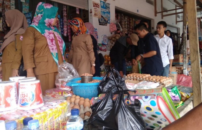 Suasana operasi pasar di Pasar Mina-Minanga Desa Linsowu, Kecamatan Kulisusu, Selasa (14/5/2019). (Foto: Ardian Saban/SULTRAKINI.COM).