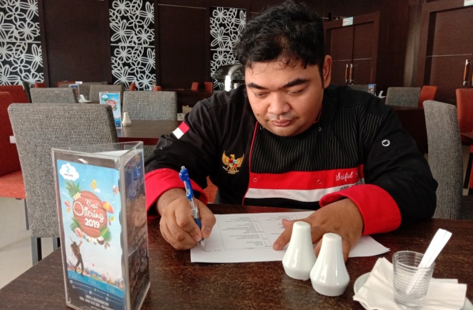 Chef Zhenit Hotel Kendari, Saiful. (Foto: Wa Rifin/SULTRAKINI.COM).
