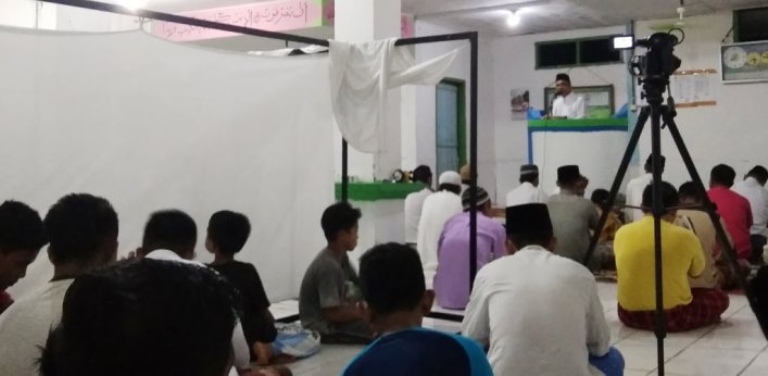 Bupati Butur, Abu Hasan memberikan ceramah agama di Masjid Al Fatihah, Desa Jampaka, Kecamatan Kulisusu, Minggu (19/5/2019). (Foto: Ardian Saban/SULTRAKINI.COM)
