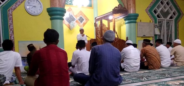 Bupati Butur, Abu Hasan memberikan ceramah agama di Masjid Al Muhsinin, Kelurahan Lemo, Kecamatan Kulisusu, Senin (20/5/2019). (Foto: Ardian Saban/SULTRAKINI.COM)