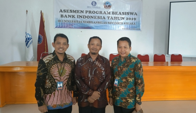 Rektor USN Kolaka, Dr. Azhari (tengah) bersama Manager Fungsi Koordinasi dan Komunikasi Kebijakan BI Sultra, Daniel Agus Prasetyo. (Foto: Istimewa).