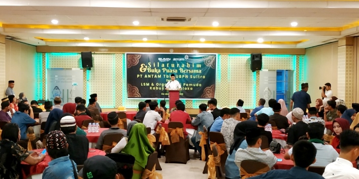 Kepala External Reletions PT Antam Tbk, UBPN Sultra, Pamiluddin Abdullah memberikan sambutan di acara buka puasa bersama LSM dan OKP di Kolaka. (Foto: Istimewa)