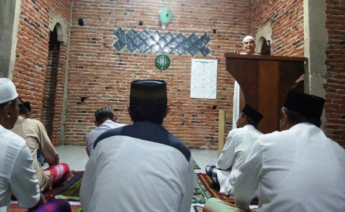Bupati Butur, Abu Hasan saat menyampaikan ceramah di Mesjid Al-Ikhlas Desa Kadacua, Kecamatan Kulisusu, Sabtu (25/5/2019). (Foto: Ardian Saban/SULTRAKINI.COM).