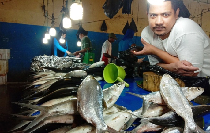 Salah satu penjual ikan di Pasar Mandonga, Arif. (Foto: Wa Rifin/SULTRAKINI.COM).