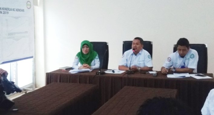 Kepala BPJS kesehatan Cabang Kendari (tengah) saat konferensi pers. (Foto: Hasrul Tamrin/SILTRAKINI.COM)
