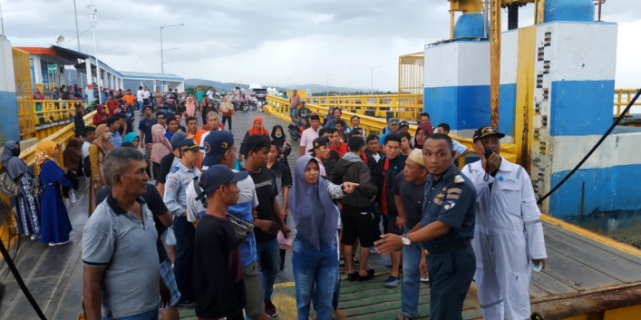 Sejumlah penumpang KMP Permata Nusantara diturunkan paksa oleh petugas Pelabuhan Penyeberangan Kolaka. (Foto: Dok.SULTRAKINI.COM)