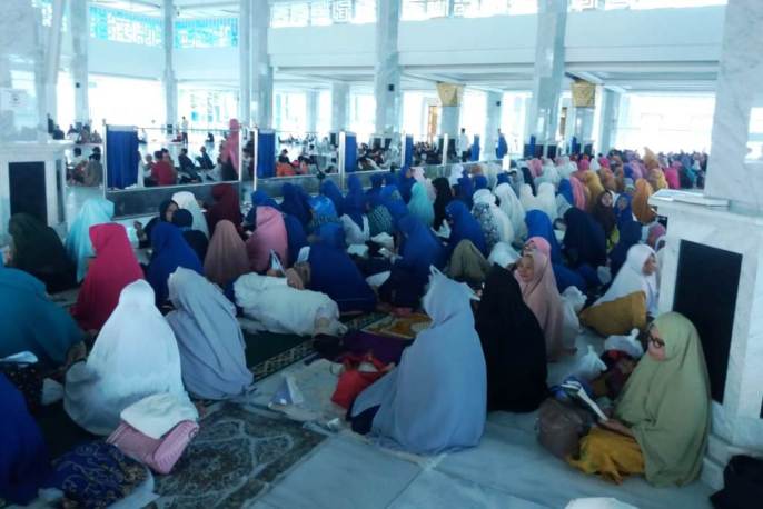 Ribuan Warga Kendari Padati Masjid Al Alam, Kamis (9/5/2019). (Foto: Ade Putri/SULTRAKINI.COM).