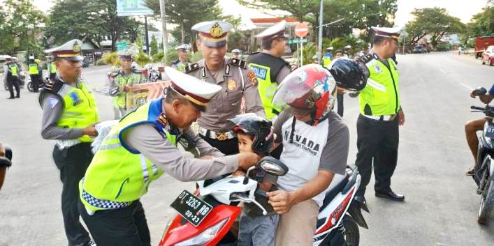 Sat lantas Polres Kolaka peduli keselamatan dan peduli berbagi, Kamis (9/5/2019). (Foto: Dok.SULTRAKINI.COM)