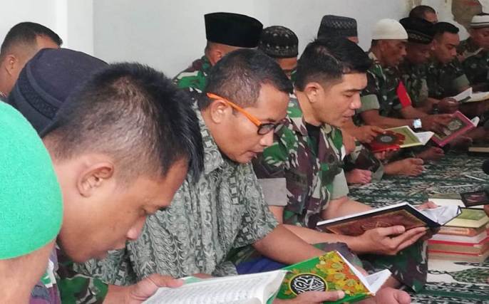 SuasanaTadarus di Musala Al Taqwa Makodim 1417 Kendari, Jumat (17/5/2019). (Foto: Wayan Sukanta/SULTRAKINI.COM).