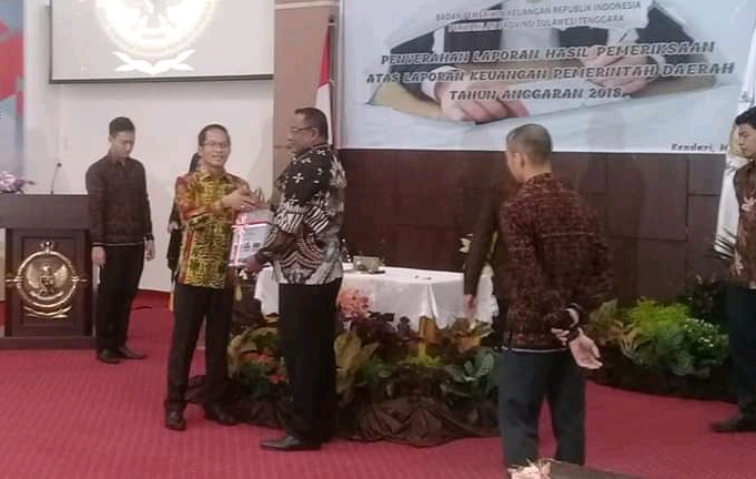 Bupati Buteng, Samahuddin saat menerima LHP dengan opini WTP dari Kepala BPK RI Perwakilan Sultra, Hermanto di Aula Kantor BPK Sultra di Kota Kendari, Jumat (24/5/2019). (Foto: Istimewa).