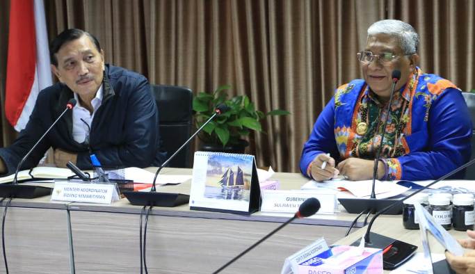 Luhut Binsar Pandjaitan dan Ali Mazi saat rakor bersama Kementerian Koordinator Bidang Kemaritiman terkait aspal buton, Senin (27/5/2019). (Foto: Istimewa).