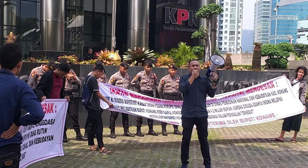 Massa IMIK unjuk rasa di halaman gedung KPK Jakarta melaporkan Bupati Konawe atas dugaan manipulatif Perda Desa. Foto: IST