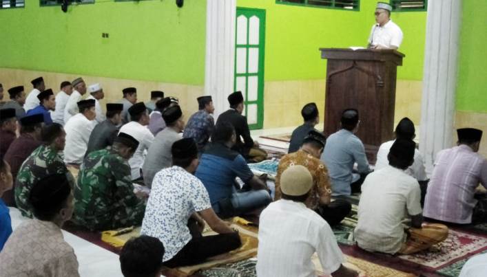 Dandim 1412/Kolaka, Letkol Kav Amran Wahid membawakan ceramah di Masjid Babul Falah, Kecamatan Wolo, Selasa (14/5/2019). (Foto: Dok.SULTRAKINI.COM)