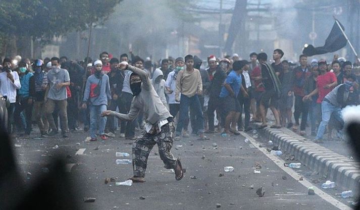 Bentrok antara polisi dan massa aksi di Jalan KS Tubun, Jakarta, Rabu (22/5/2019). Bentok terjadi setelah massa dipukul mundur dari kericuhan di Tanah Abang, Jakarta Pusat, Selasa (21/5/2019) malam. (ANTARA FOTO/SIGID KURNIAWAN)