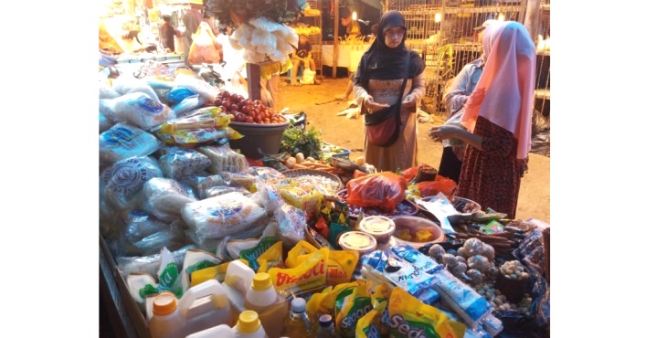Aktivitas pasar di Kota Kendari. (Foto: Ade Putri/SULTRAKINI.COM)