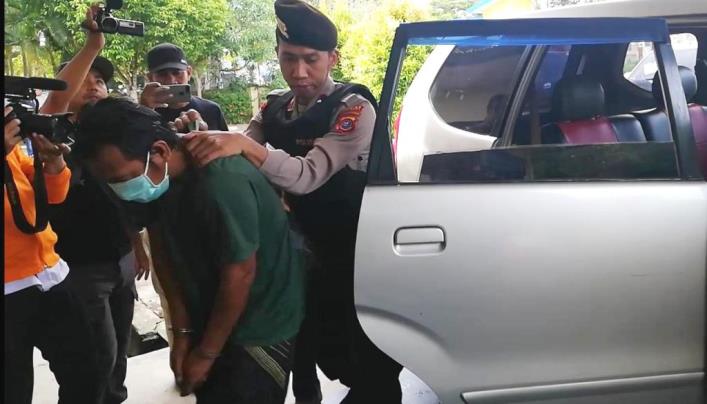 Tersangka pemerkosaan adik kandung saat diamankan aparat Polsek Baruga, Rabu (22/5/2019). (Foto: Wayan Sukanta/SULTRAKINI.COM)