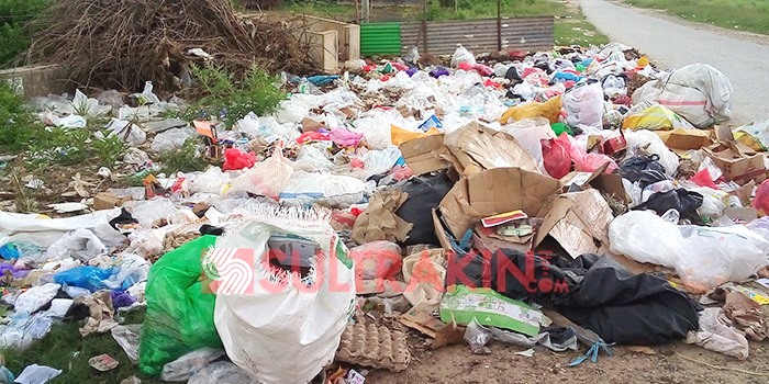 Tumpukkan sampah di Jalan Kedondong, Kelurahan Poasia, Kendari, Senin (6/5/2019). (Foto: Rama/SULTRAKINI.COM)