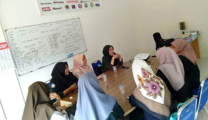 Mahasiswa FKM UHO saat berkunjung ke kantor SultraKini.com, Jumat (21/6/2019). (Foto: Sarini Ido/SULTRAKINI.COM)