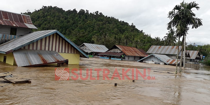 Rumah warga di Konut yang terendam banjir. ( Foto: Arifin Lapotende/SULTRAKINI.COM)