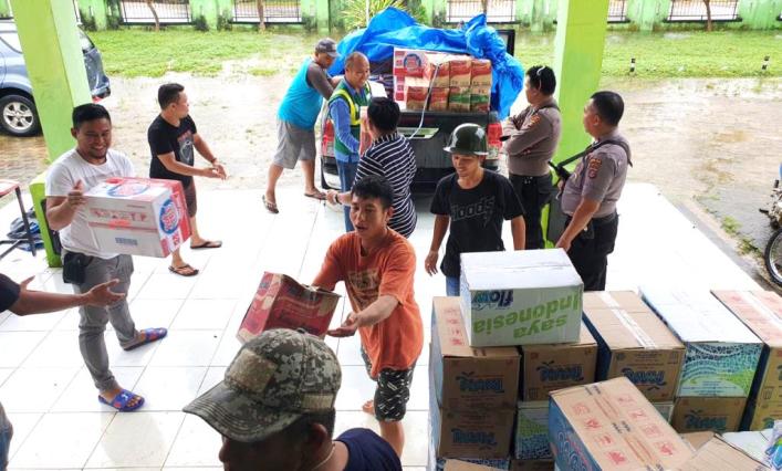 Penyaluran bantuan dari PT Antam untuk korban banjir Konut. (Foto: Istimewa)