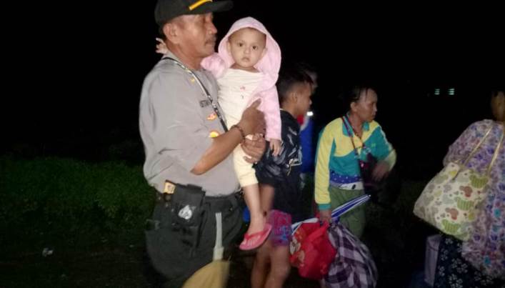 Proses evakuasi korban banjir di Kecamatan Konawe, Kabupaten Konawe, Minggu (9/6/2019) malam. (Foto: Istimewa)